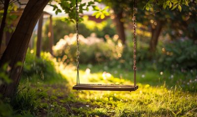 Schaukel im Familiengarten als Gartenspielgerät