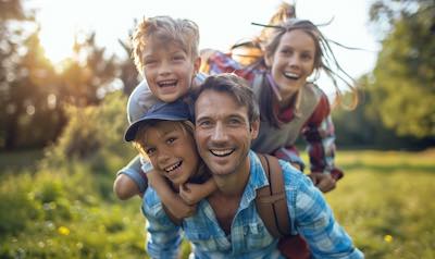 Familienausflug in den Park mit der Patchworkfamilie